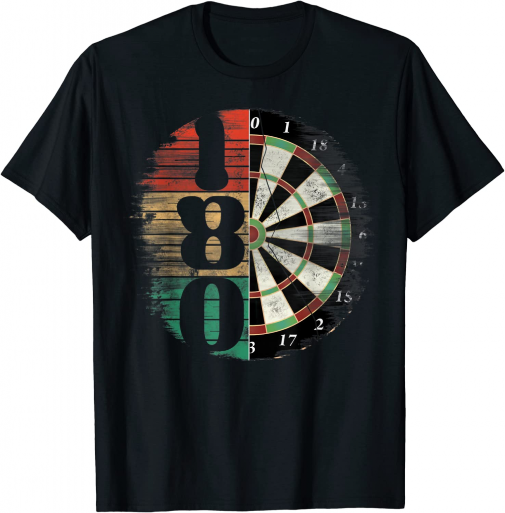 Das T-Shirt hat ein Retro-Design und zeigt eine Dartscheibe mit der Zahl 180, die für ein perfektes Spiel beim Darts steht. Darüber steht der Schriftzug "Dart" in großen, auffälligen Buchstaben. Der Spruch "Triple Bullseye" ist ebenfalls auf dem T-Shirt zu lesen. Das Motiv richtet sich an alle Dartspieler, egal ob männlich oder weiblich, die den Sport mit Humor angehen. Das T-Shirt eignet sich als Ergänzung zum Dartzubehör wie Dartboard, Dartscheibe, Dartpfeil und Dartset für den Verein und ist perfekt für Fans von Softdart, Steeldart und dem Dartsport allgemein.
