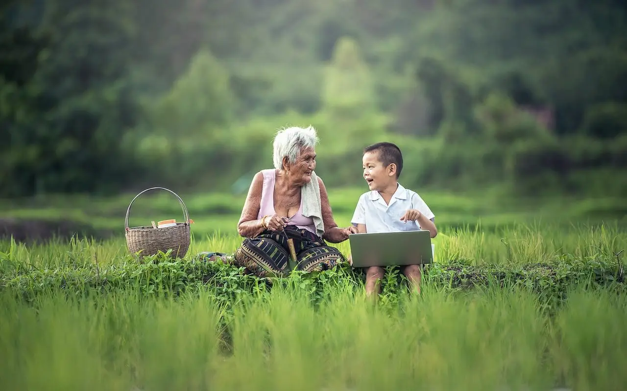 grandmother, kids, laptop-1822564.jpg